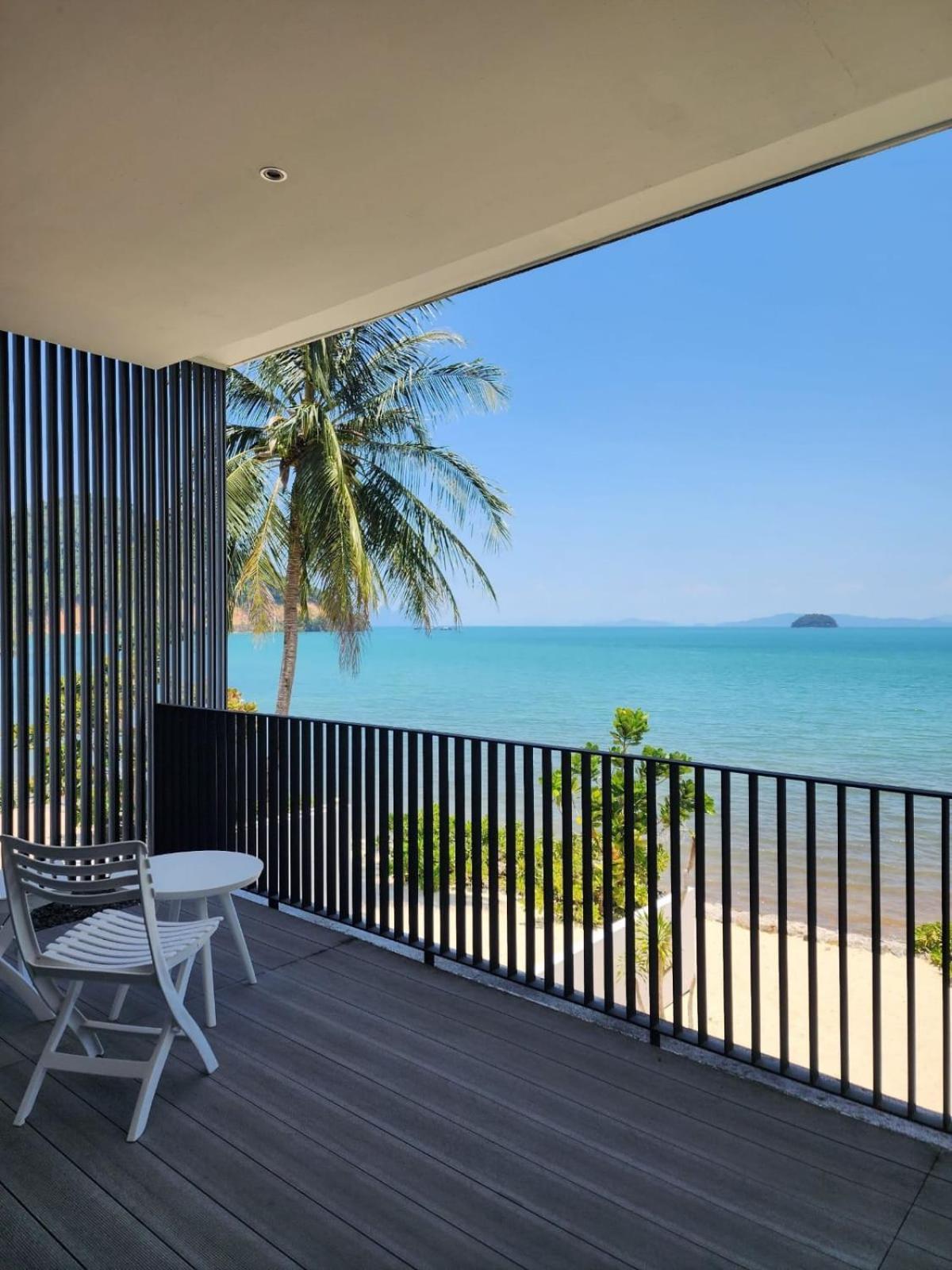 Luxury Beachfront 4 Bedroom Amana At Ta-ke A Vila Phuket